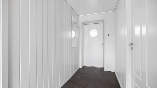 Entré med flislagt gulv og varmekabler som gir en behagelig velkomst.