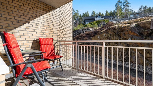 Balkong med utgang fra 1 av soverommene i leiligheten har fine solforhold på formiddagen