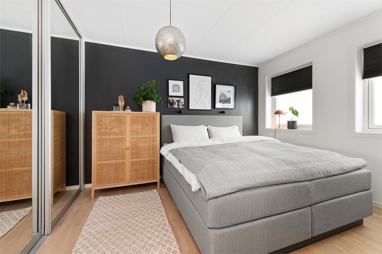 Hovedsoverommet i underetasjen er romslig, med parkett på gulvet og plass til dobbeltseng.