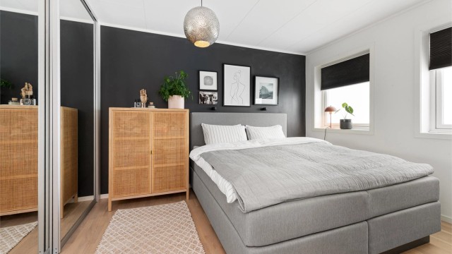 Hovedsoverommet i underetasjen er romslig, med parkett på gulvet og plass til dobbeltseng.