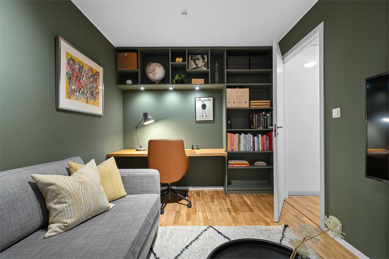 Bod innredet som tv-stue/kontor.