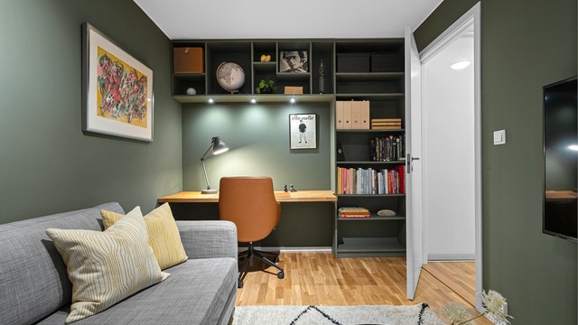 Bod innredet som tv-stue/kontor.