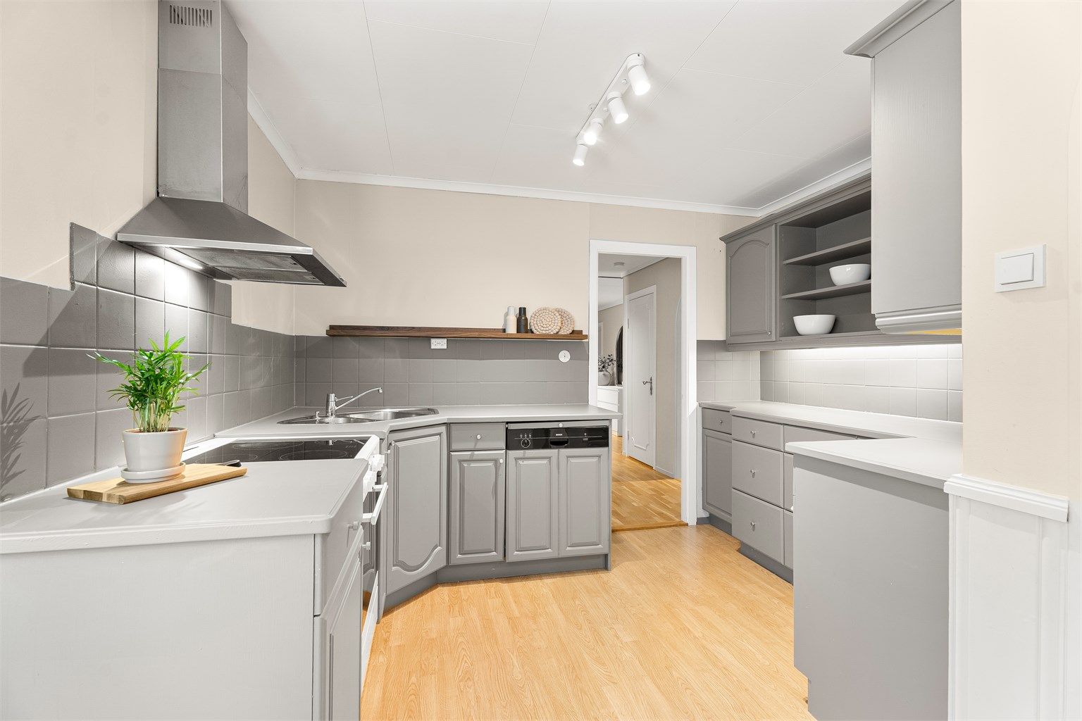 Kjøkkenet gir godt med skap- og benkeplass