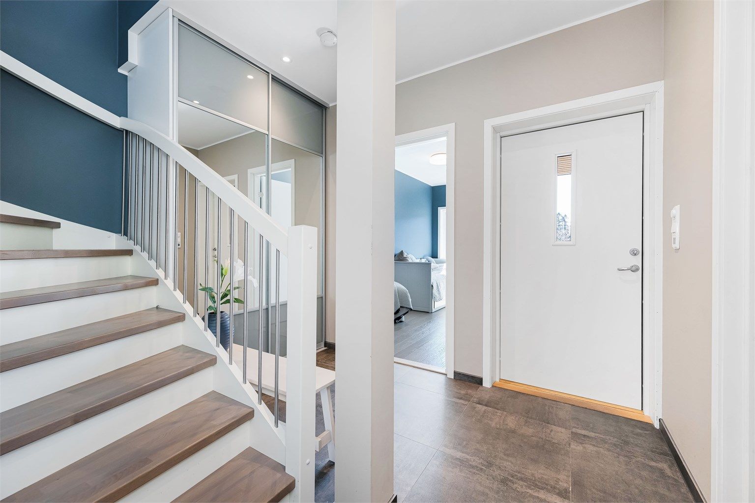 Romslig entrè med fliser på gulv med gulvvarme