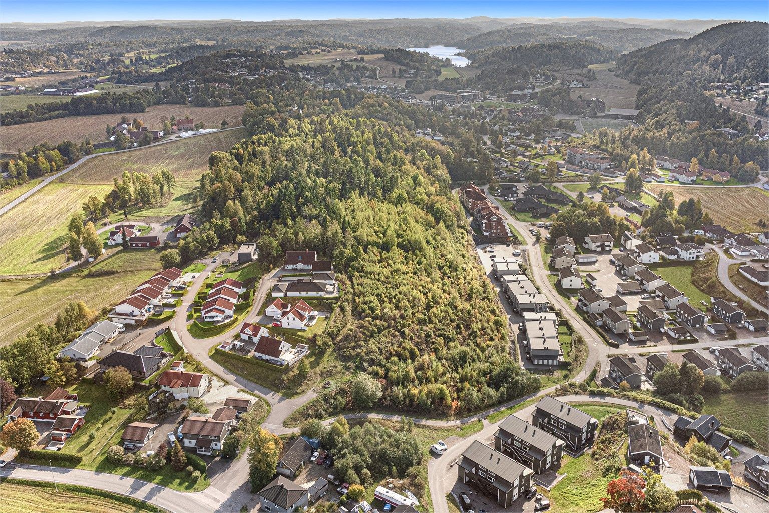 Nærområdet byr på merkede turstier i skog og mark, samt kort vei til Askjemvannet.