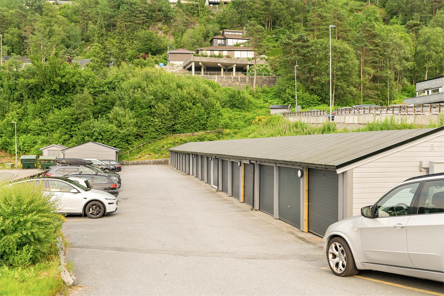 - Tilhørende garasje i rekke med lader til elbil -