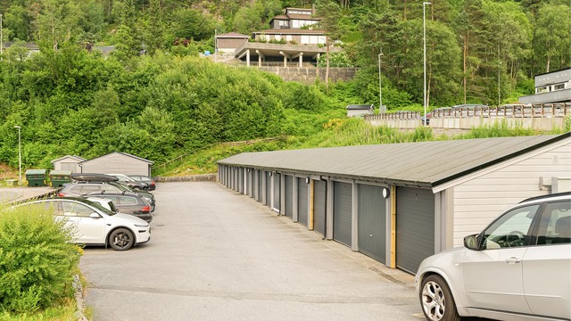- Tilhørende garasje i rekke med lader til elbil -