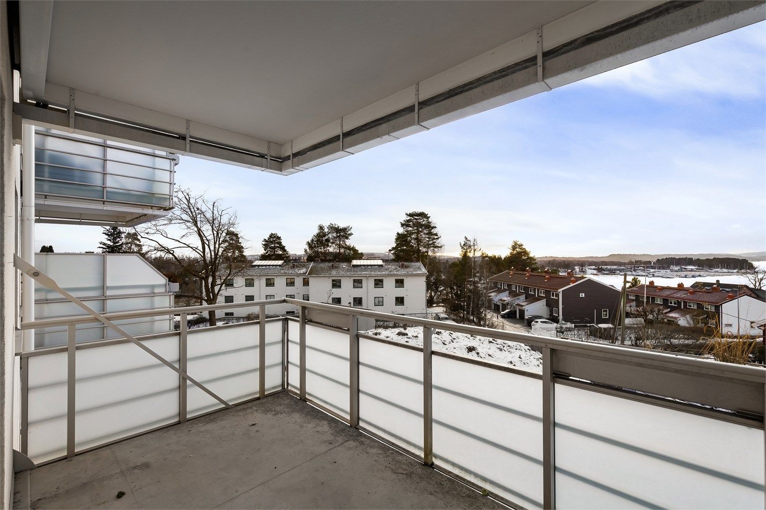 Velkommen til Michelets Vei 27B. Utsikt mot grøntområder og sjøen fra leiligheten.