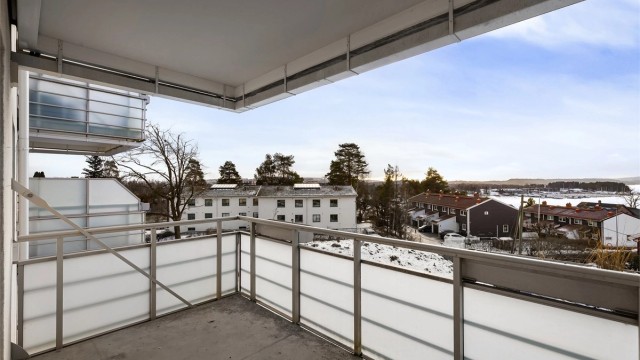 Velkommen til Michelets Vei 27B. Utsikt mot grøntområder og sjøen fra leiligheten.