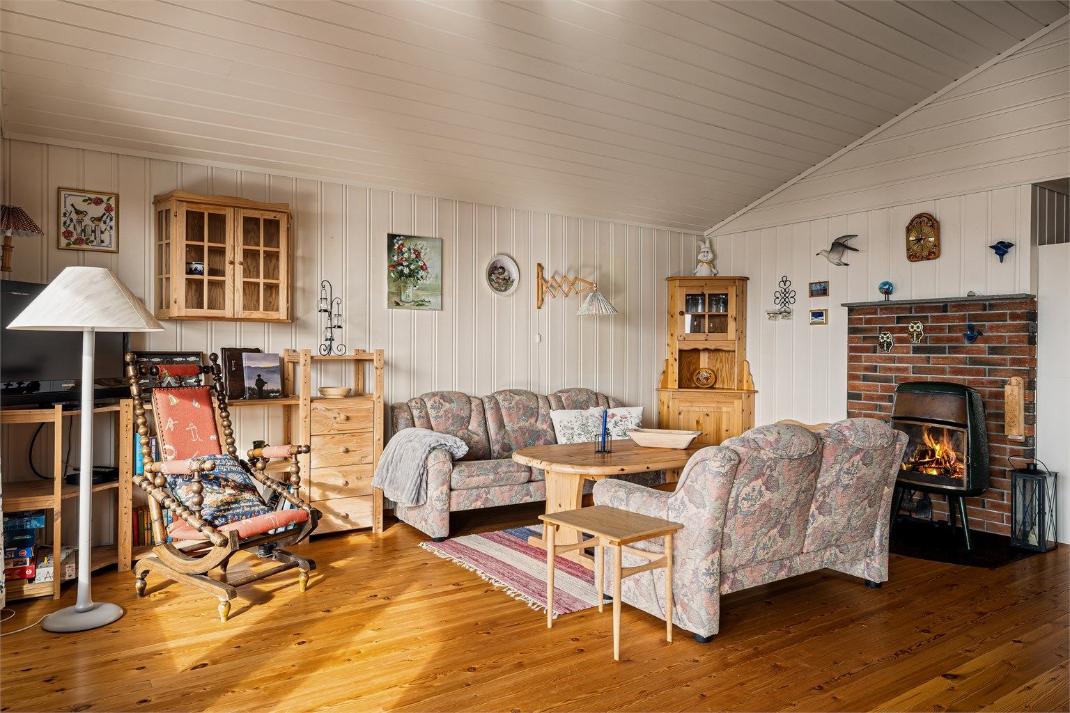 Stuen er romslig med plass til både sofagruppe og spisebord