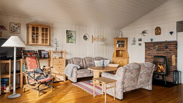 Stuen er romslig med plass til både sofagruppe og spisebord