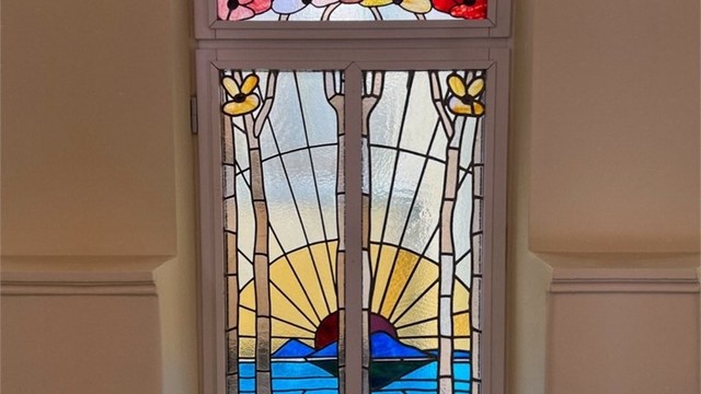 Vakre, originale detaljer i fellesarealene, som dette glassmaleriet.