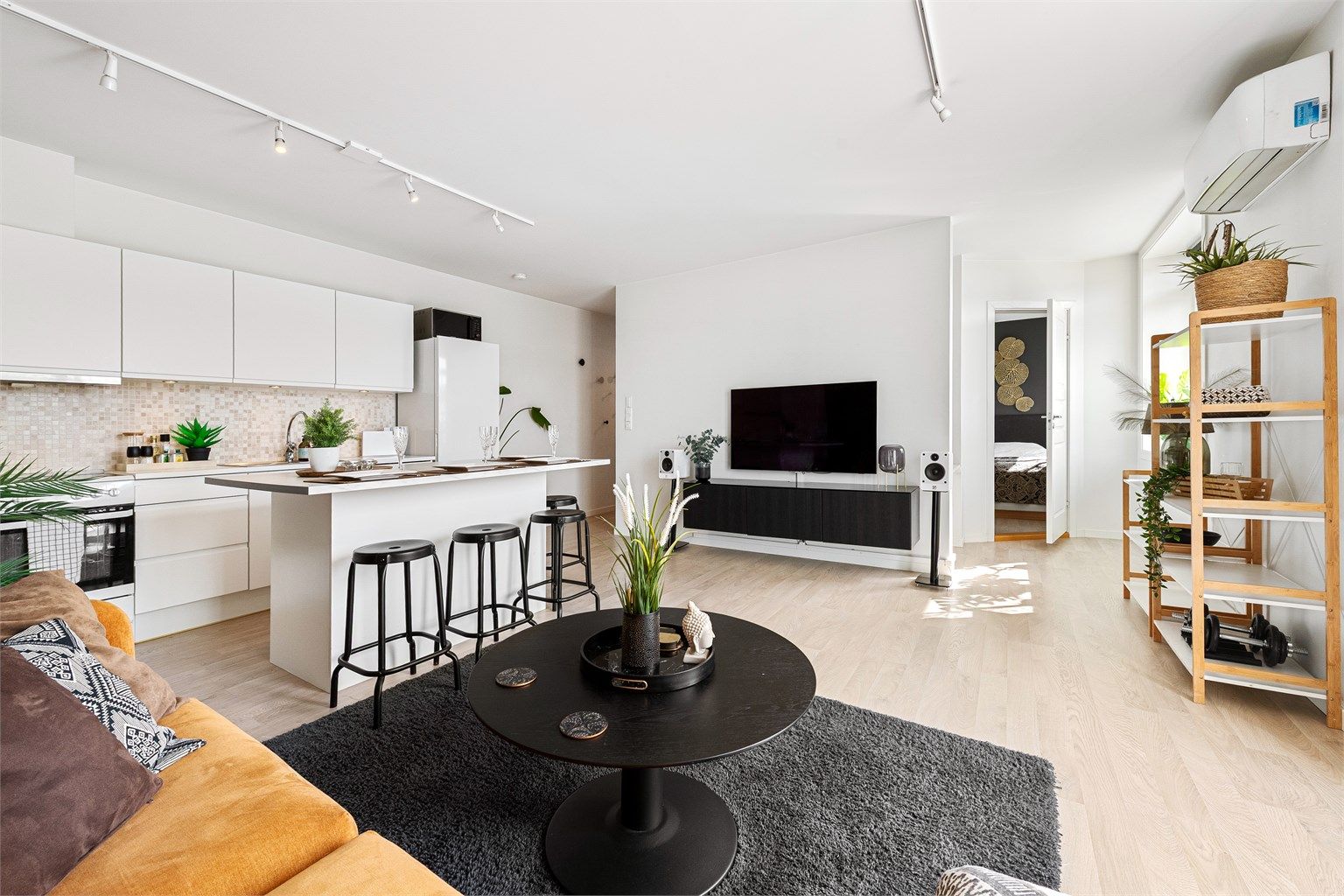 Fra sofakroken på stue mot kjøkken og soverom 