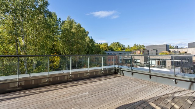 Terrassen er belagt med tredekke og har rekkverk i glass for maksimalt utsyn.