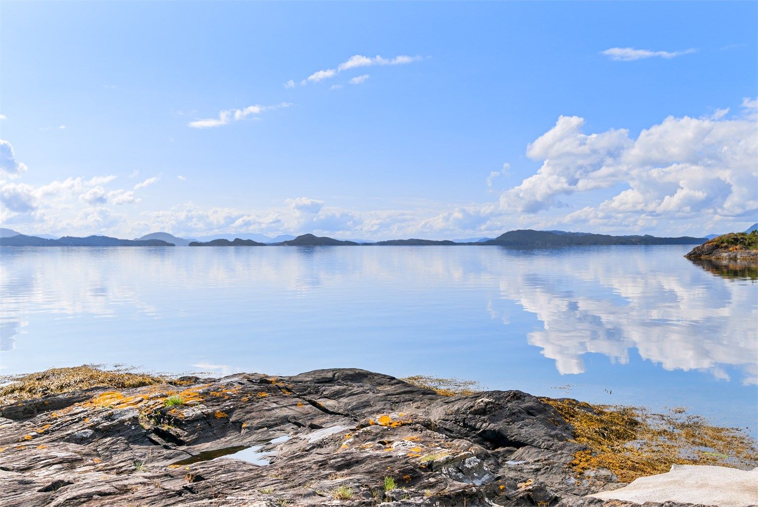 Nydelige omgivelser med åpent utsyn mot fjorden og fjellene -