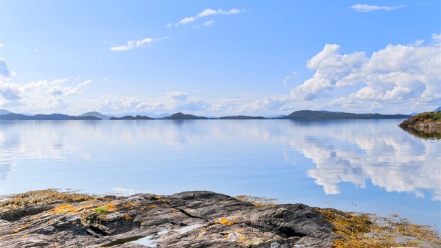 Nydelige omgivelser med åpent utsyn mot fjorden og fjellene -