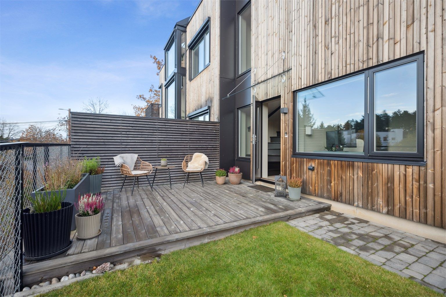 Eiendommen har en usjenert markterrasse ved boligens inngangsparti og vedlikeholdsvennlige uteområder