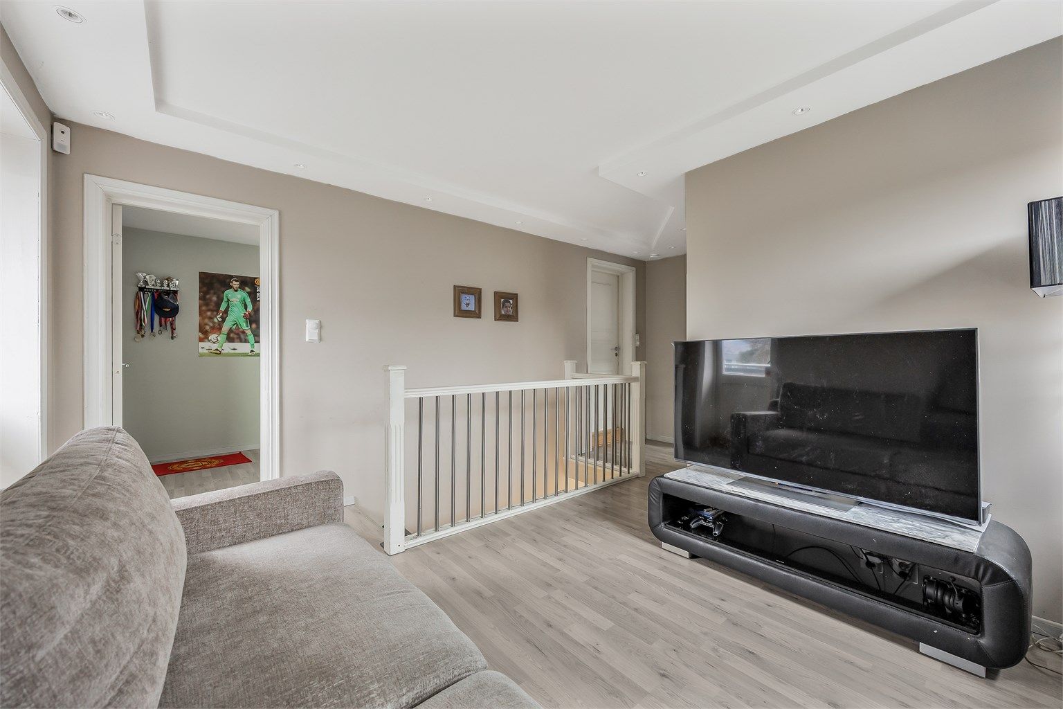 Loftstuen gir ekstra fleksibilitet, perfekt som TV-stue eller lekeareal for barna.