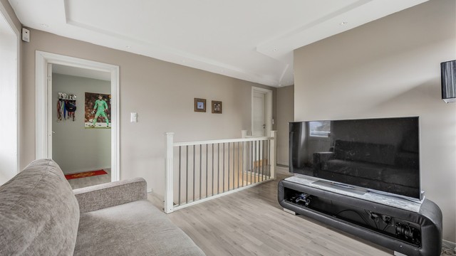 Loftstuen gir ekstra fleksibilitet, perfekt som TV-stue eller lekeareal for barna.