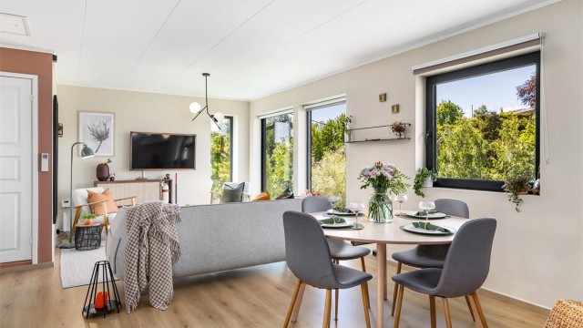 Gulvvarme er lagt i både stuen og kjøkkenet. Etasjens elektriske anlegg er oppgradert i anledning oppussing og ombygging.