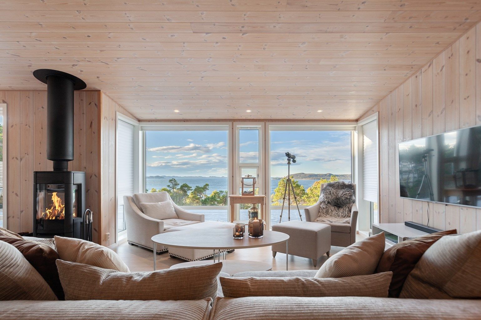 Eiendommen ligger skjermet til, med panoramavinduer, fantastisk sjøutsikt og meget gode solforhold.