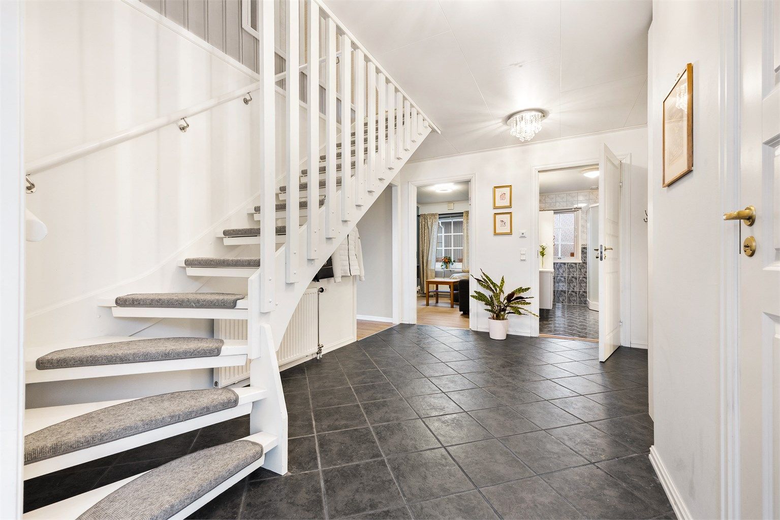 Innvendig er entreen belagt med fliser og har varme i gulvet