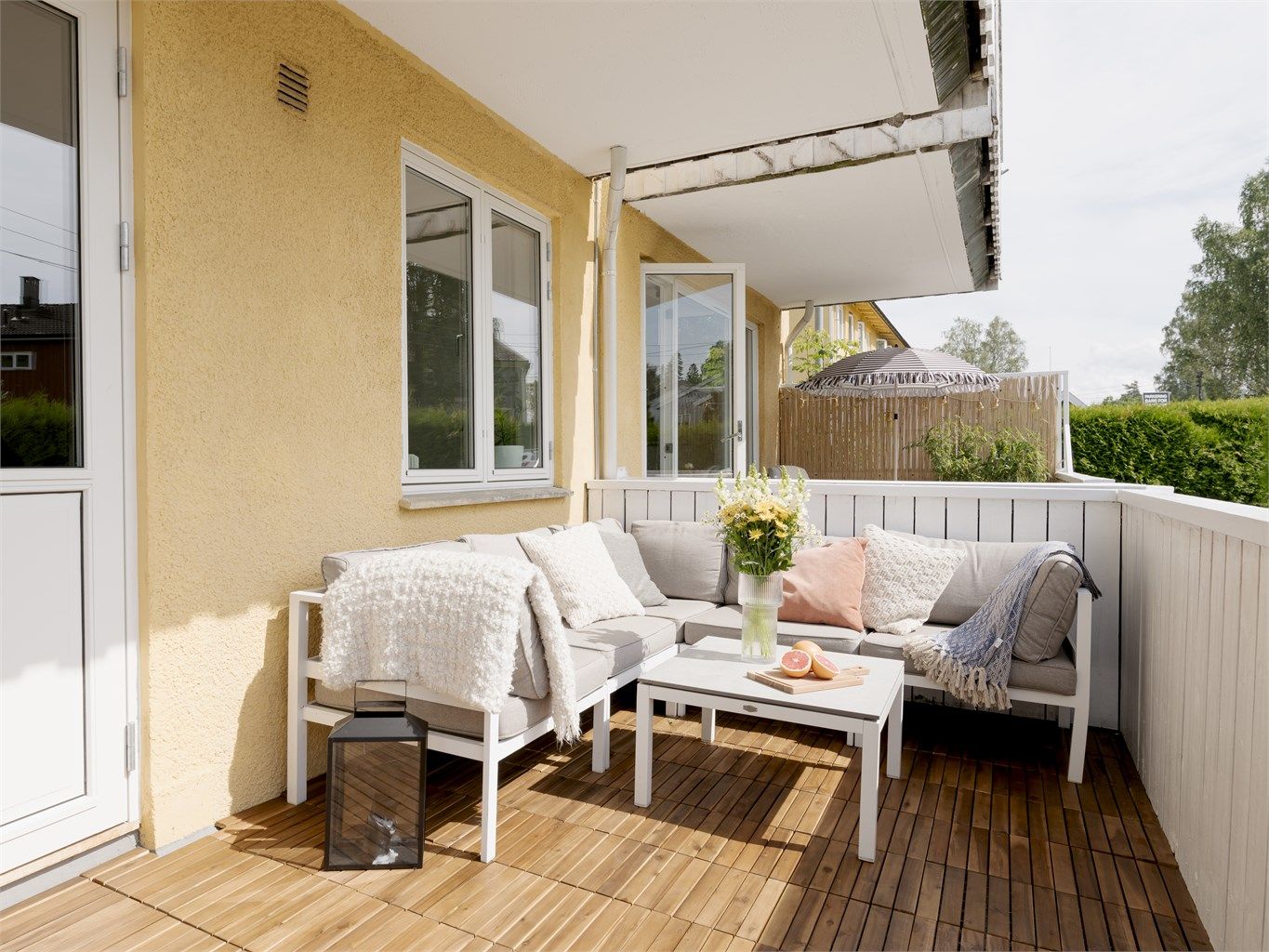 Velkommen til Arnebråtveien 51 og denne lekre leiligheten med stor veranda!