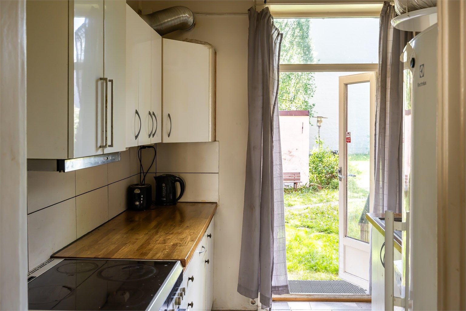 Fra kjøkkenet er det direkte utgang til en hyggelig felles bakgård.