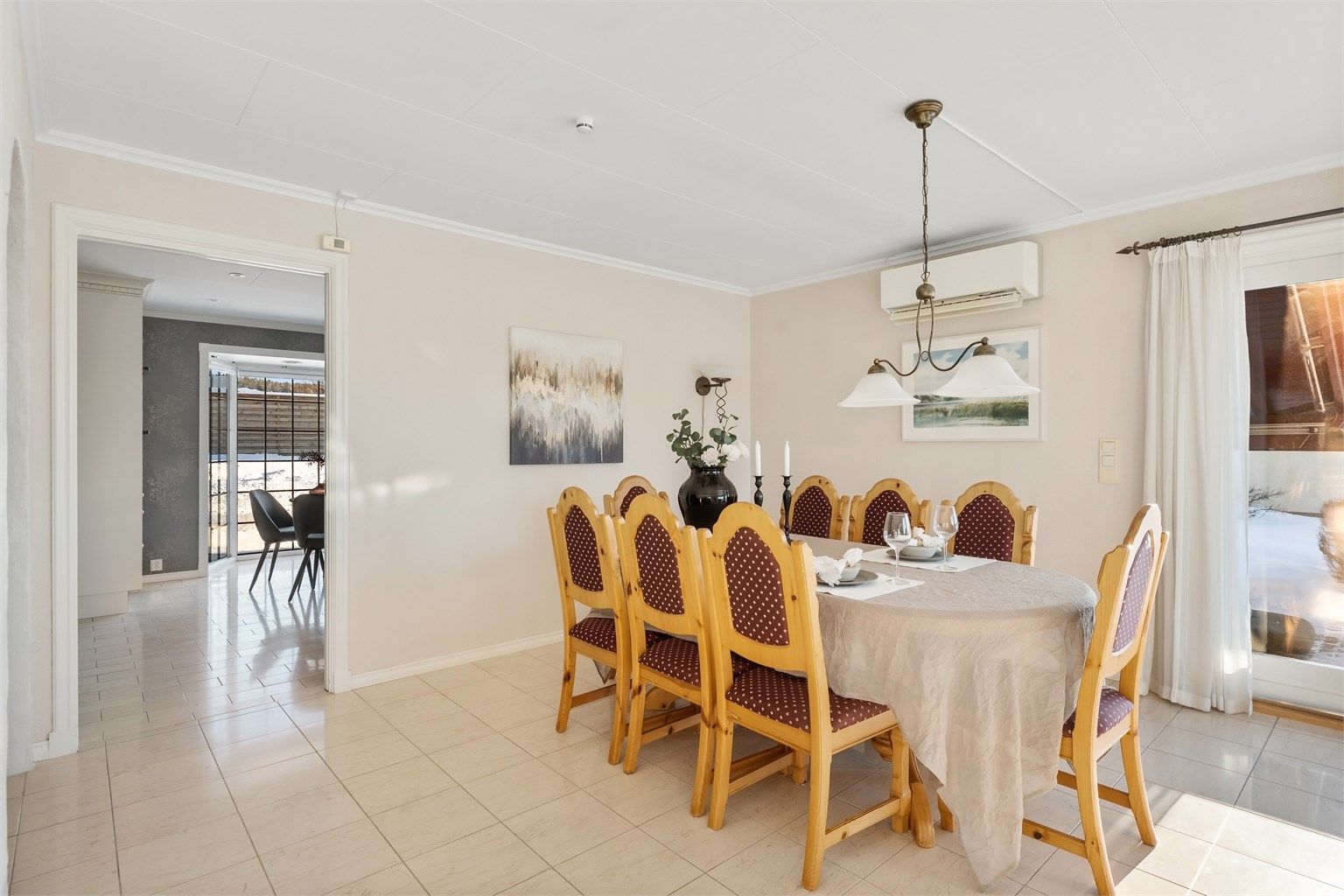 Enkel adkomst mellom spiseplass og kjøkken forenkler servering.