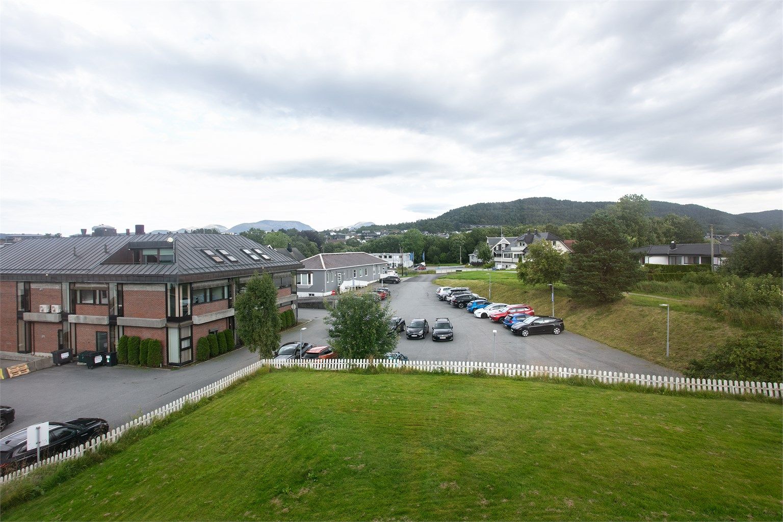 Fra eiendommen er det utsikt over nærområdet.