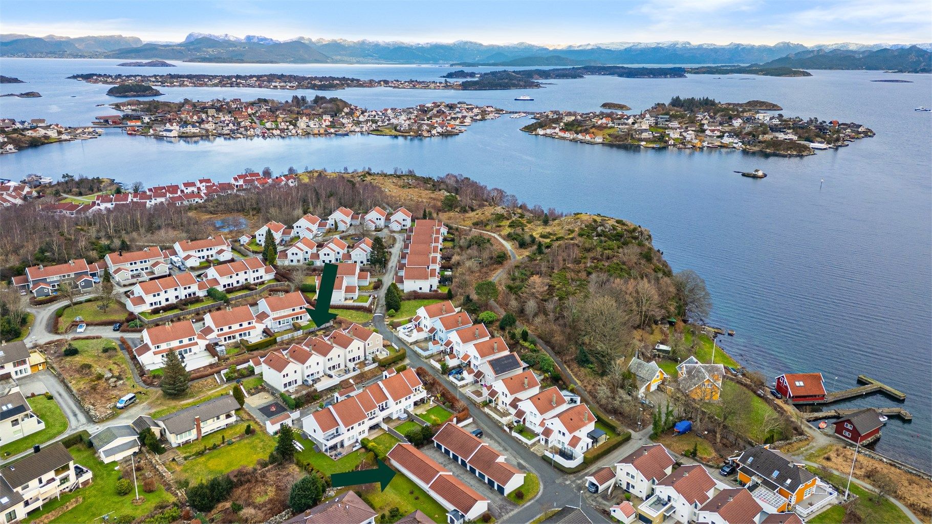 Boligen har en barnevennlig og fin beliggenhet i et etablert boligområde på Hundvåg, med kort vei til sjø. Parkering i garasje like ved boligen. 