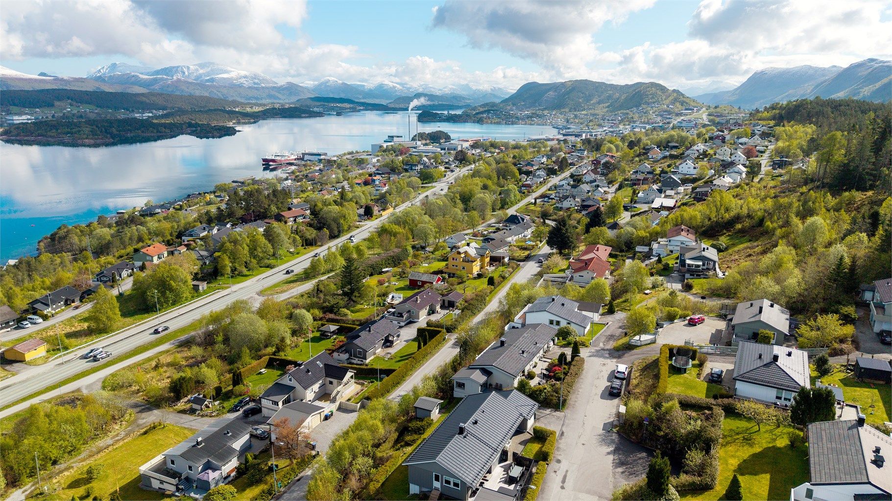 Det er kort vei til både Breivika, Moa og Ålesund sentrum med bil.