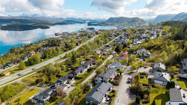 Det er kort vei til både Breivika, Moa og Ålesund sentrum med bil.