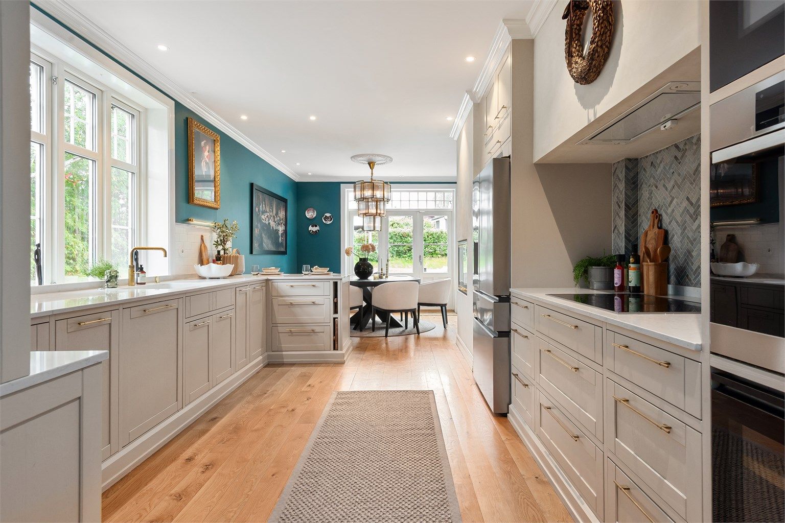 Stort og påkostet kjøkken med god plass til spisestue, samt peis og doble terrassedører som tar deg ut til en stor og solrik terrasse og skjermet hage