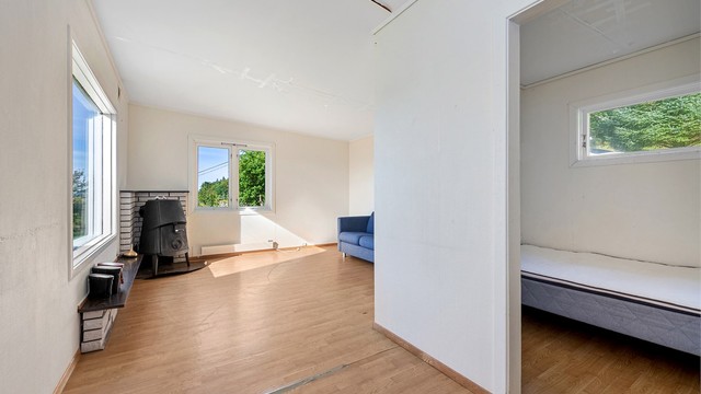Fra denne stuedelen er det åpen forbindelse inn til en tilstøtende sovealkove.