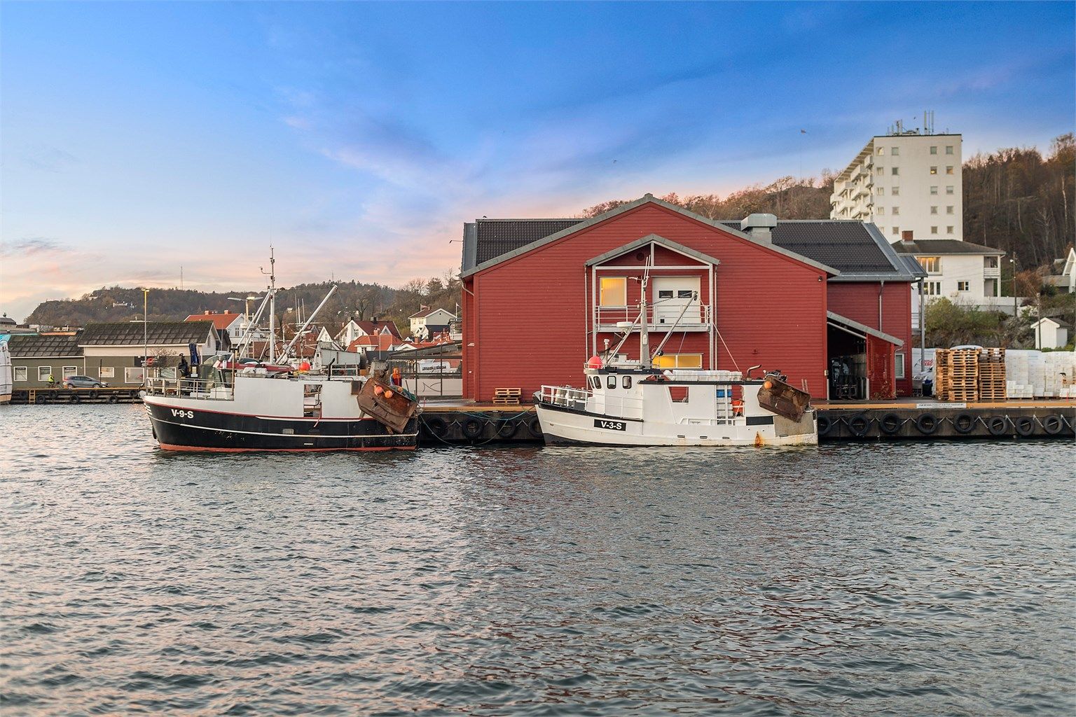 Fra leiligheten på Hvaltorvet er det få minutters gange ned til havnen og bryggeområdets spisesteder.
Foto: [Fotograf eller fotofirma]
