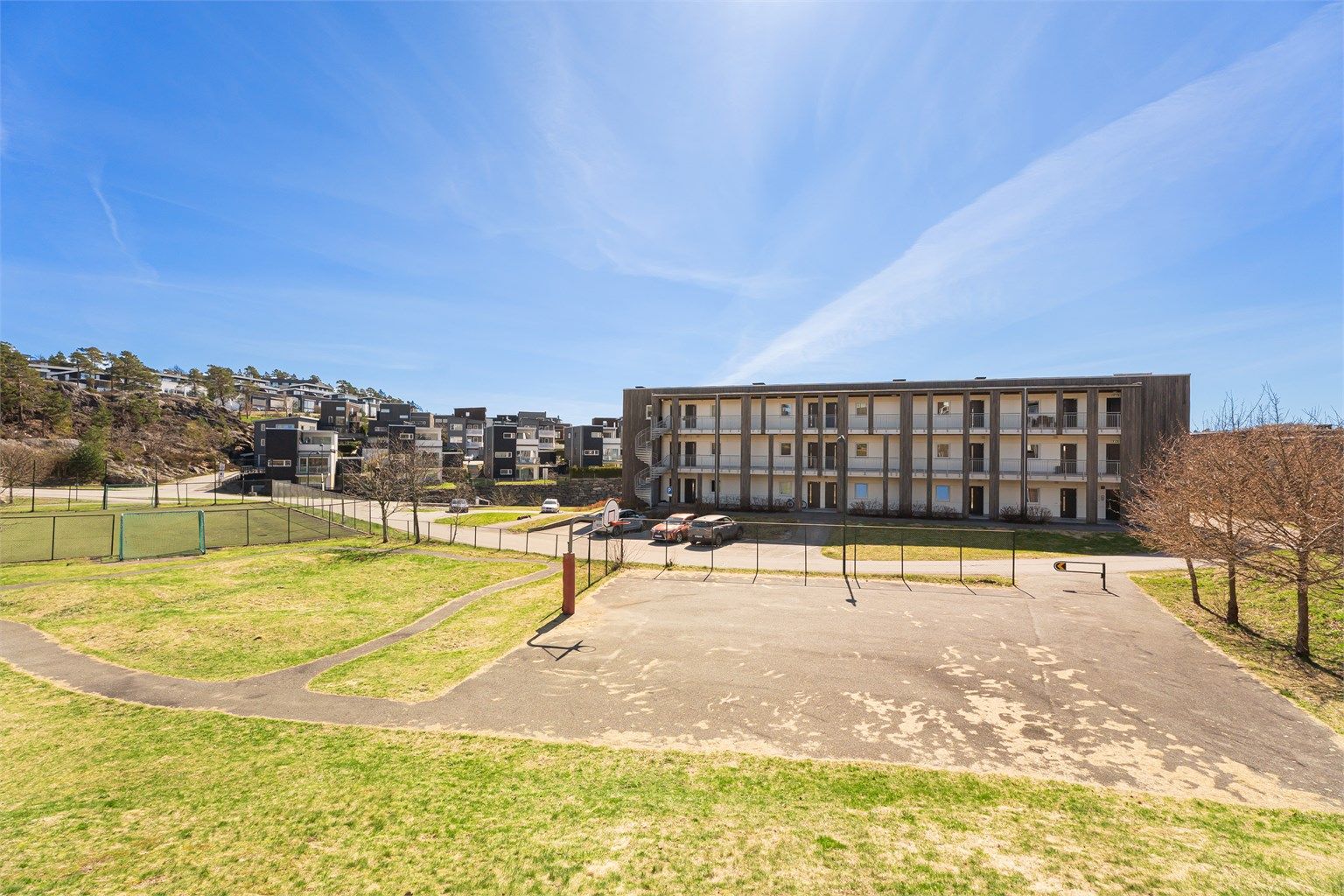 Like ved boligen er det også basketballbane, fotballbane og lekeplass. 