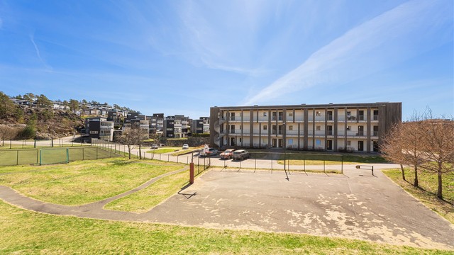 Like ved boligen er det også basketballbane, fotballbane og lekeplass.