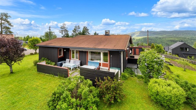 Velkommen til Rudsteinveien 38! Enebolig med god planløsning meget idyllisk beliggende rett ved skogen. Eiendommen har en flott romslig tomt på over 1800 kvm pent opparbeidet
