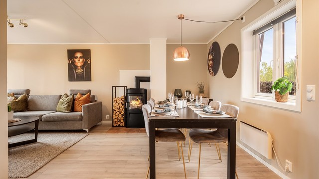 Spisestuen har nær kontakt med både peisovnen og resten av stuen, slik at middagen kan nytes i lun og trivelig stemning.