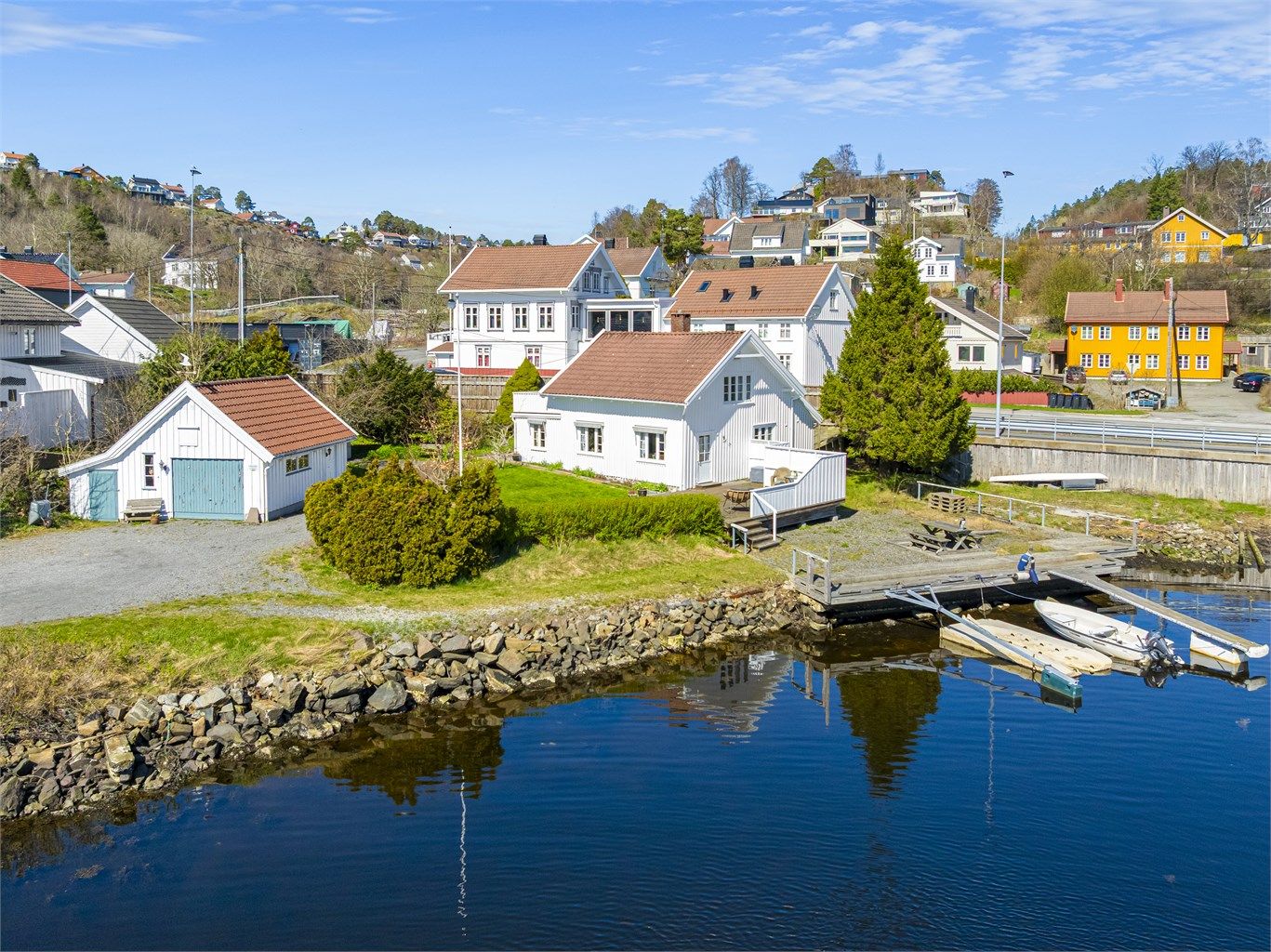 Velkommen til Kystveien 176! En sjarmerende enebolig fra 1870 med en flott beliggenhet helt i vannkanten.