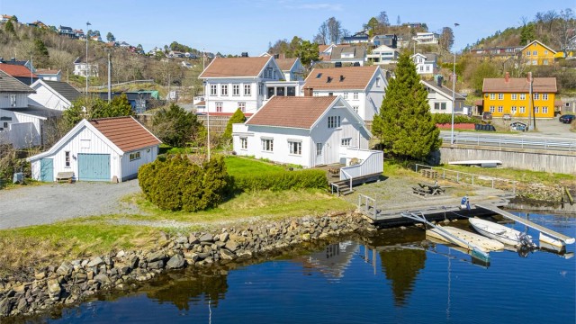 Velkommen til Kystveien 176! En sjarmerende enebolig fra 1870 med en flott beliggenhet helt i vannkanten.