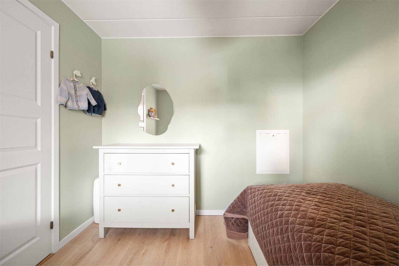 Også her er det gjennomgående laminatgulv og nøytrale fargevalg.