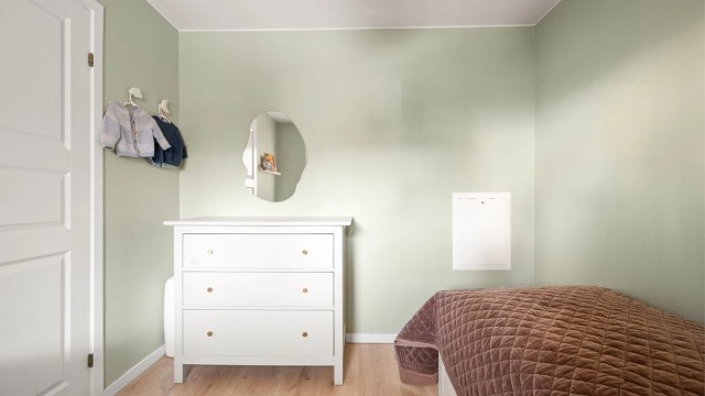 Også her er det gjennomgående laminatgulv og nøytrale fargevalg.