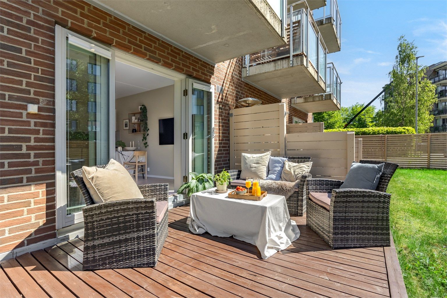 Terrassen er omringet av en stor grønn hageflekk hvor du kan nyte solfylte dager med venner og familie. 