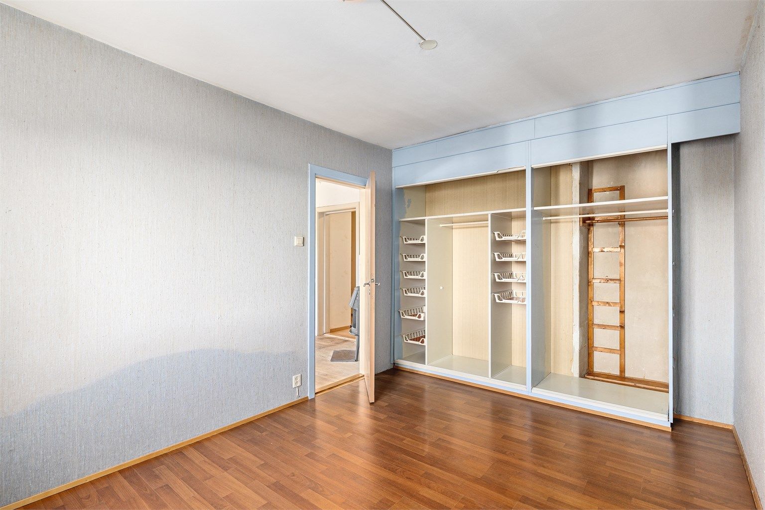 Soverommet er utstyrt med plassbygd garderobe for praktisk oppbevaring.