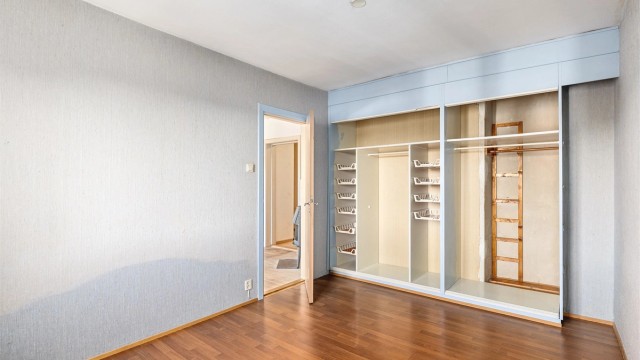 Soverommet er utstyrt med plassbygd garderobe for praktisk oppbevaring.