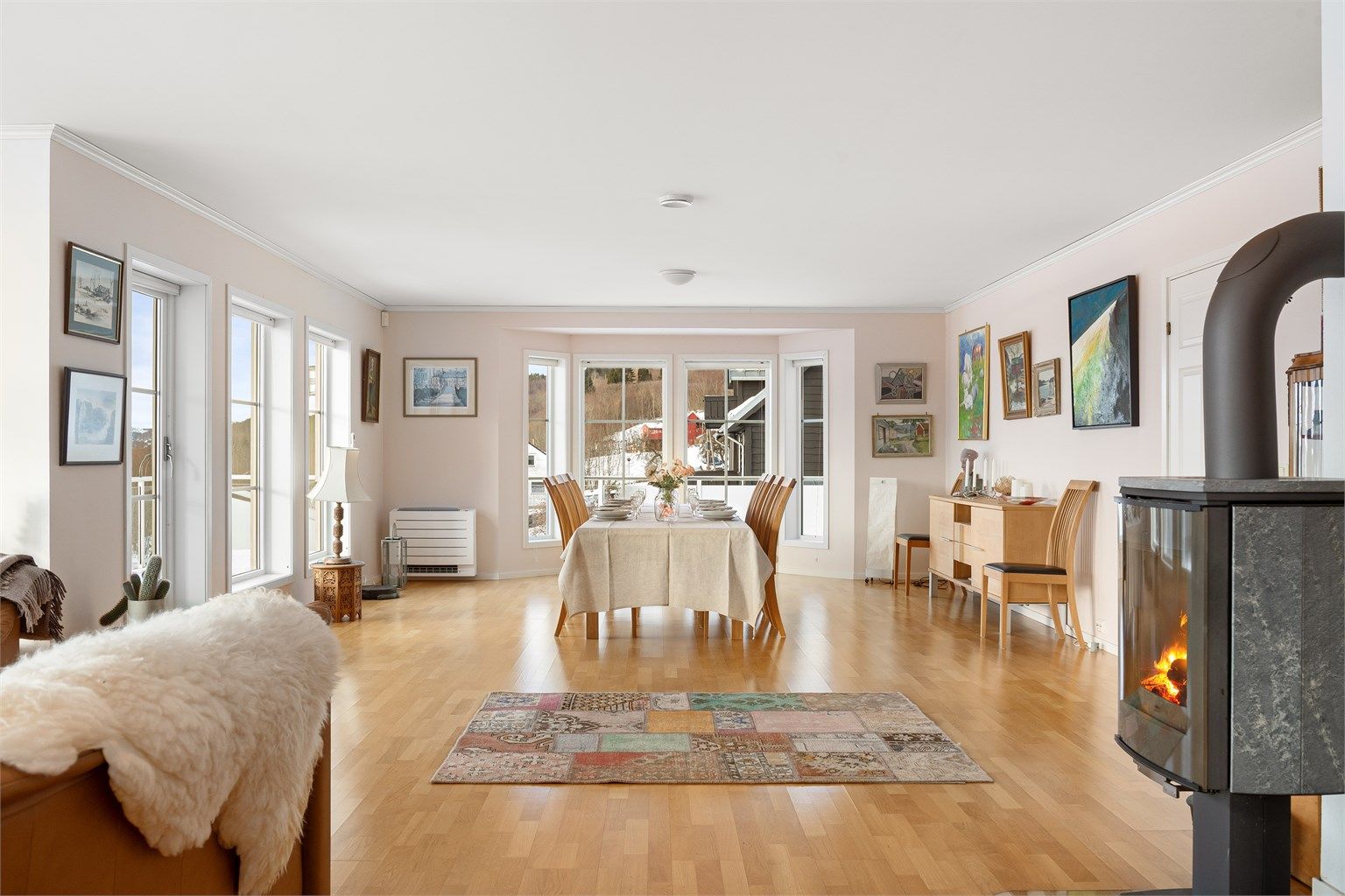 I spisestuen er det god plass for store selskaper, med en peisovn som gir ekstra varme.