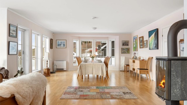 I spisestuen er det god plass for store selskaper, med en peisovn som gir ekstra varme.