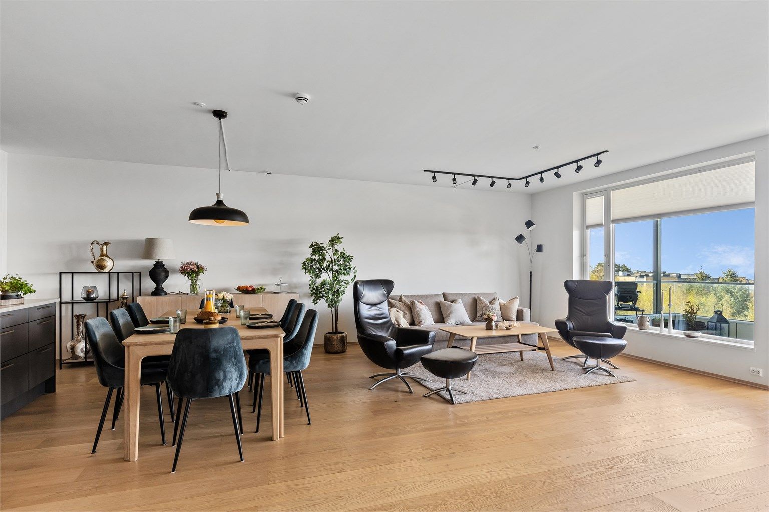 En helhetlig og åpen romfølelse preger leiligheten.